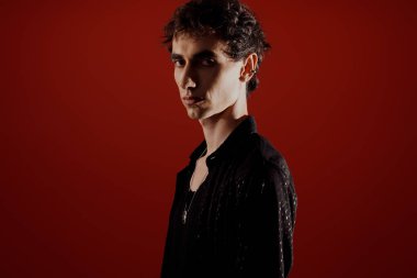 Kendine güveni tam bir adam şık giyinmiş, zarif bakışları ve çarpıcı varlığıyla....