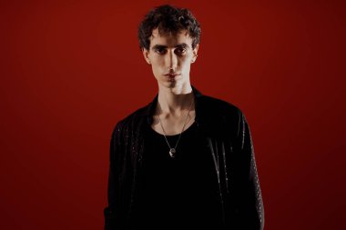 Sofistike giyinmiş yakışıklı adam kendine güvenen bakışları ve eşsiz tarzıyla büyülüyor..