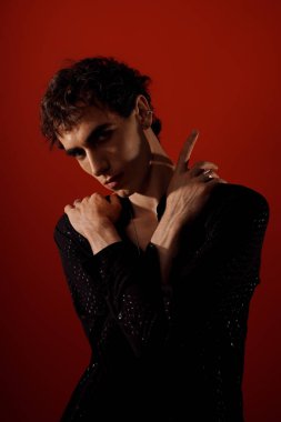 Yakışıklı bir adam büyüleyici bir poz verirken şık bir şekilde kendine güven ve tarz yayar..