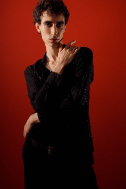 Yakışıklı bir adam şık siyah elbisesini giyer ve poz verir..