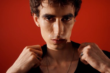 Yakışıklı bir birey zarif giysiler içinde cazibe ve tarz yayar, dikkati hiç zorlanmadan çeker..