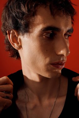 Zarif giyinmiş yakışıklı bir adam zarif bir poz veriyor, kendine has bir tarzı ve cazibesi var..