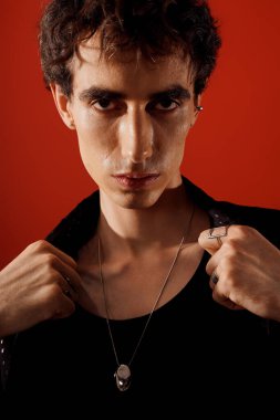 Yakışıklı bireyler şık takılar ve cesur bir ifadeyle moda inceliği sergiliyor..