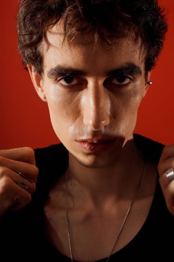 Yakışıklı bir adam zarif bir stil ve karizma sergiliyor. Cüretkar görünüşü ve kıyafetleriyle büyüleyici..