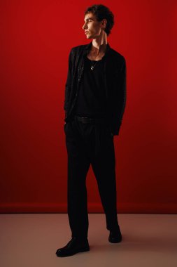 Şık bir adam kendine güveni tam, şık elbisesiyle canlı bir ışıkla hava atıyor..