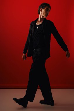 Yakışıklı adam zarafetle, cazibeyle ve entelektüel bir kıyafetle yürüyor..