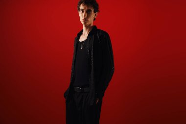 Zarif giyinmiş yakışıklı bir adam kendine güveniyor ve çarpıcı bir görsel etki yaratıyor..