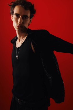 Yakışıklı bir adam dikkat çekici bir geçmişi olan şık bir kıyafete güvenir..