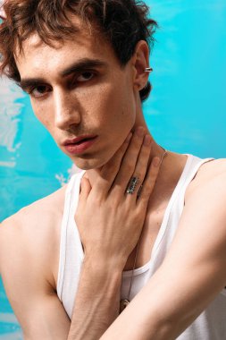 Yakışıklı bir adam kendine güveni tam rengarenk bir arka plana karşı, büyüleyici..