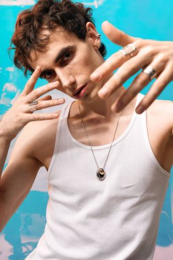 Kendine güvenen adam eşsiz bir kıyafet ve şık aksesuarlar sergiliyor..