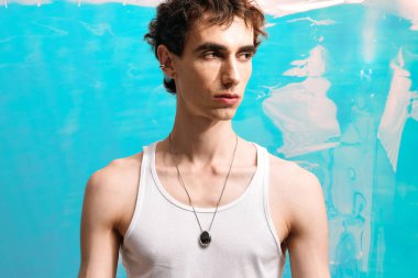 Çarpıcı bireyler, turkuaz sularda zahmetsizce poz verirken modern zarafet sergilerler..