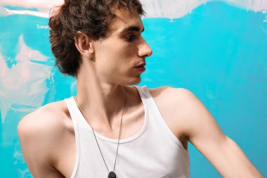 Tarz sahibi bir birey, büyüleyici bir ortamda kendine güveni ve cazibesi ile ortaya çıkar..