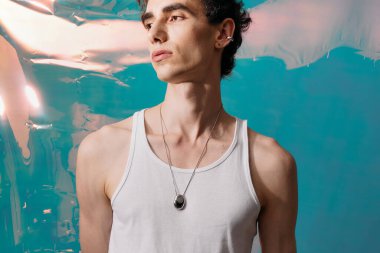 Yakışıklı bir adam kendine güvenir, şık giyinir, renkli bir arka plana karşı..