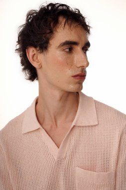 Şık giyinmiş kendine güvenen bir adam karizma ve sofistike bir tarz yayar..