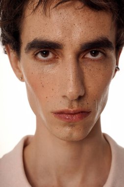 Yakışıklı bireysel gösteriler zarif moda anlayışı, çekici bir ifadeyle dikkat çekiyor..