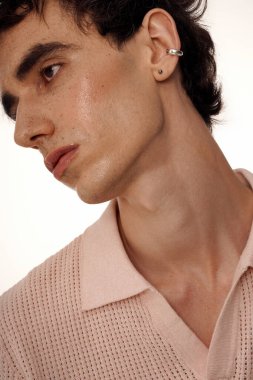 Yakışıklı adam sofistike bir stil sergiliyor, sakin bir anda yumuşak ışıklandırmayla çekiliyor..