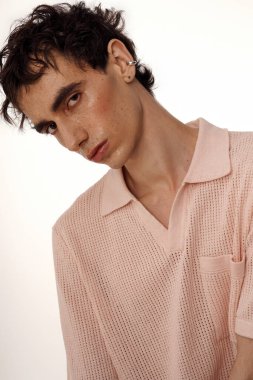 Zarif giyinmiş yakışıklı bir adam kendinden emin, çekici ve sofistike bir poz verir..