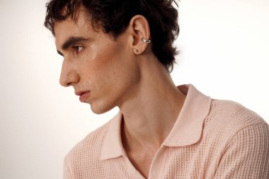 Yakışıklı bir adam kendine güveni tamken şık giyinerek benzersiz bir tarz sergiler..