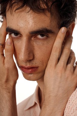 Şık bir adam çekici ve sofistike bir ifade ve zarif bir duruş sergiler..