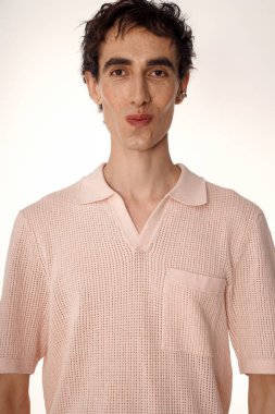 Yakışıklı bir adam şık bir kıyafetle karizma yayar, canlı bir etkinlikte büyüleyici bir dikkat çeker..