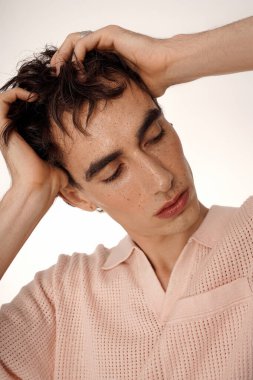 Zarif beyefendi zarif görünüşü ve kendine güveni ile zarafet ve cazibesini ifade eder.