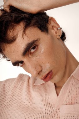 Şık giyinmiş yakışıklı bir adam yetenekli, kendinden emin ve modern zarafetle poz veriyor..