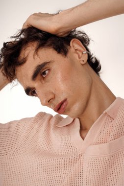 Yakışıklı bir adam şık, yumuşak bir kıyafetle zarafet ve cazibe yayar..