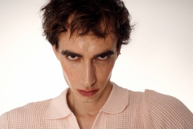 Şık giyinmiş yakışıklı, sanatsal bir arka planda kendine güveni ve cazibesi var..