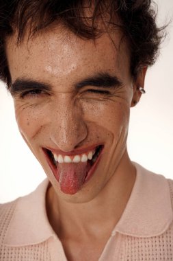 Tarz sahibi bir adam büyüleyici elbisesiyle neşeyle pozitif enerji yayar..