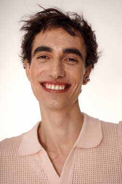 Şık giyinmiş yakışıklı, kendine güveni ve cazibesi parlak..