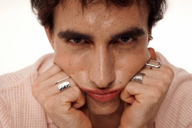 Gösterişli bir beyefendi şık bir ortamda kendine güveni ve çağdaş tarzıyla poz verir..