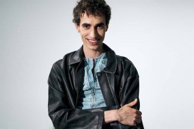 Yakışıklı bir adam kendine güvenerek modern bir ortamda şık kıyafetini sergiliyor..