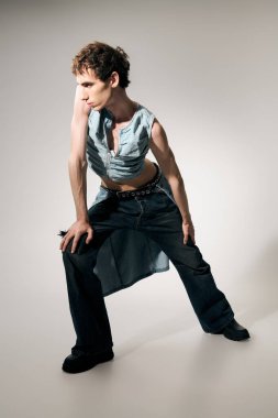 Modern kıyafetli şık bir adam kendine güvenen, kendine has moda anlayışını sergiliyor..