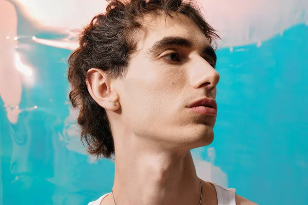 Kendine güvenen bir adam cazibe ve entelektüellik saçar. Şık ve modern kıyafetlerle..