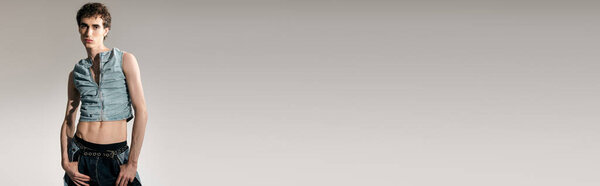 Красивый мужчина уверенно стоит в элегантной одежде, излучающий стиль и харизму на высококлассном мероприятии.