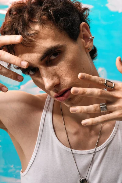 Handsome man in casual attire displays confident fashion sense with striking accessories. — Stock Photo