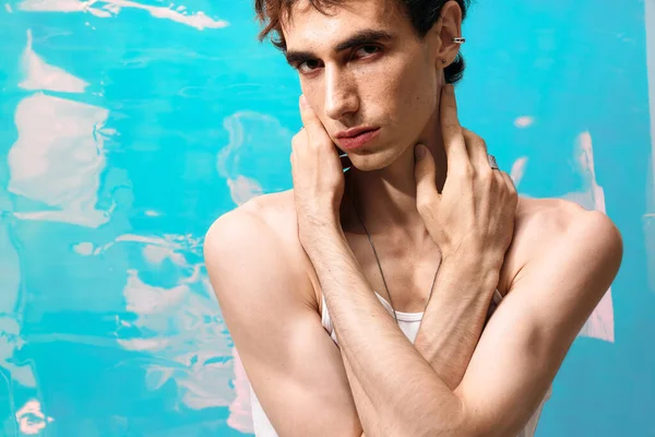 Красивий чоловік впевнено позує в елегантному вбранні, підкреслюючи відчуття сучасного стилю. — стокове фото