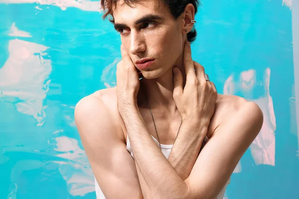 Hombre guapo en traje elegante posa con confianza, haciendo hincapié en su estilo único y personalidad. - foto de stock