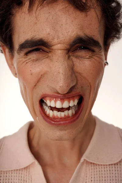 Красивый мужчина уверенно демонстрирует свой стильный наряд, демонстрируя харизматичную улыбку. — стоковое фото