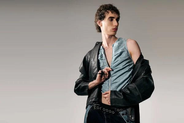 Un hombre con estilo muestra con confianza su atuendo moderno en un entorno de moda. - foto de stock