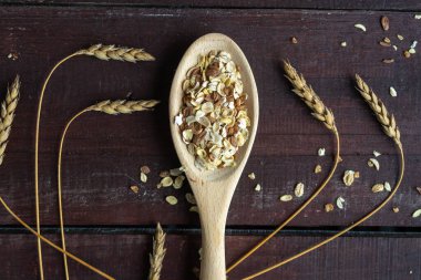 Tahta arka planda yulaf ezmeli kaşık. Sağlıklı yaşam tarzı