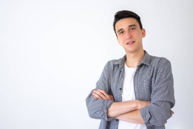 Pozitif adam kollarını kavuşturdu ve gri arka plandaki kameraman adama gururla baktı. Boşluğu kopyala