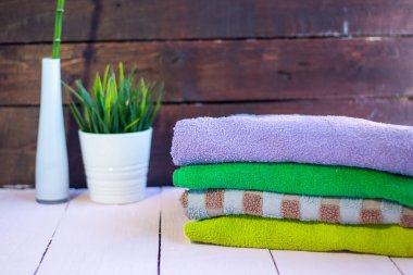 Ahşap bir arka planda katlanmış çarşaf. Ev temizliği