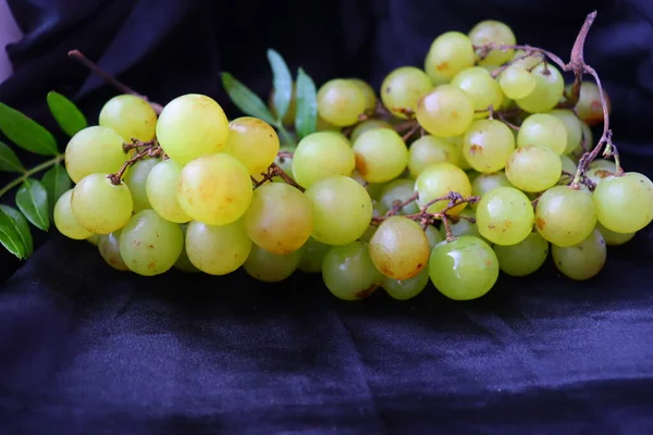 Taze üzüm ve limon karışımı.