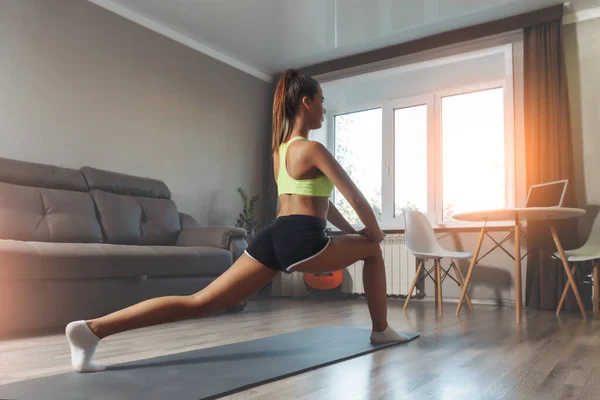 Ung Kaukasisk Kvinna Stretching Yogamattan Hemma Workout Hemma Koncept — Stockfoto