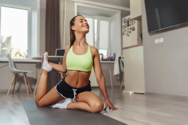 Ung Kaukasisk Kvinna Stretching Yogamattan Hemma Workout Hemma Koncept — Stockfoto