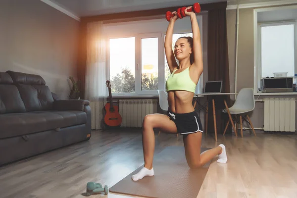 Ung Kaukasisk Kvinna Tränar Med Hantlar Hemma Workout Hemma Koncept — Stockfoto