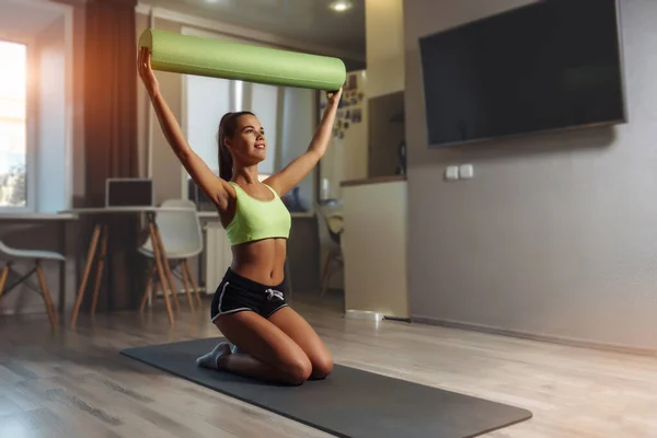 Joven Mujer Caucásica Ejercicio Con Una Espuma Fitness Casa Ejercicio — Foto de Stock