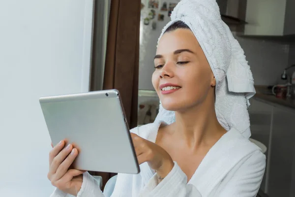 Junge Schöne Frau Weißem Handtuch Und Bademantel Tablet Und Schreibmaschine — Stockfoto