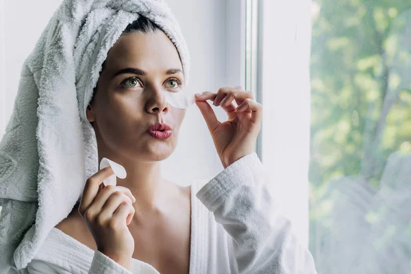 Junge Schöne Frau Weißem Handtuch Und Robe Die Eine Augenklappe — Stockfoto